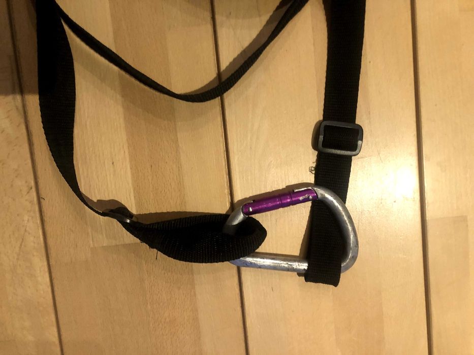 Устойчива и просторна чанта с обръч