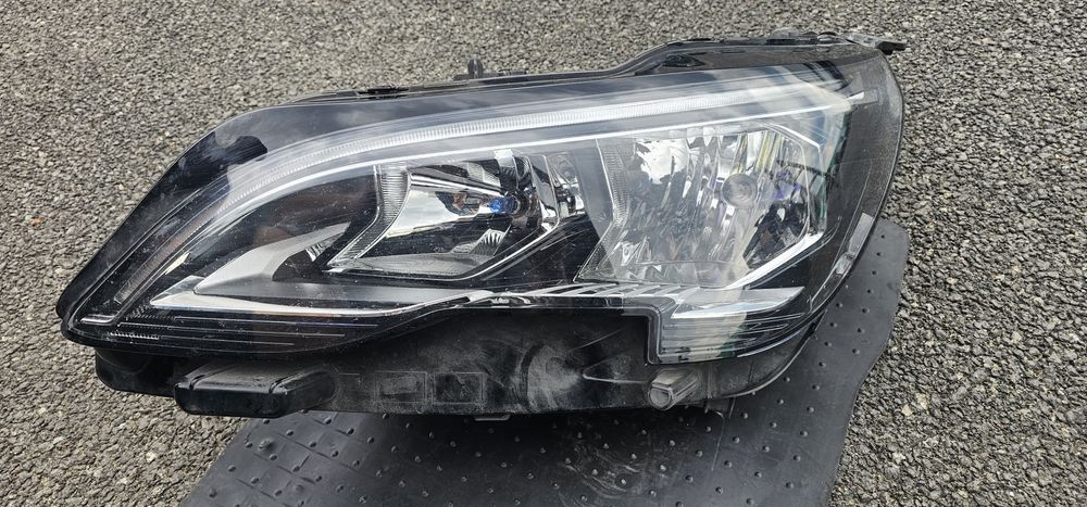 Far stg.cu Drl complect echipat Peugeot 3008..5008 din 2018