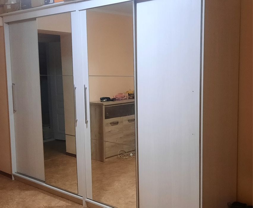 Продам  2 одинаковых шкафа-купе