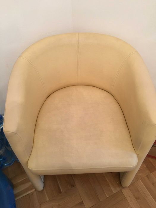 кожено канапе и стол