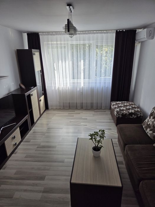 Ofer spre inchiriere 3 camere in zona Trapezului
