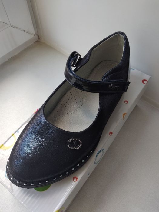 Туфли для девочки 35 размер.(не маломер.)