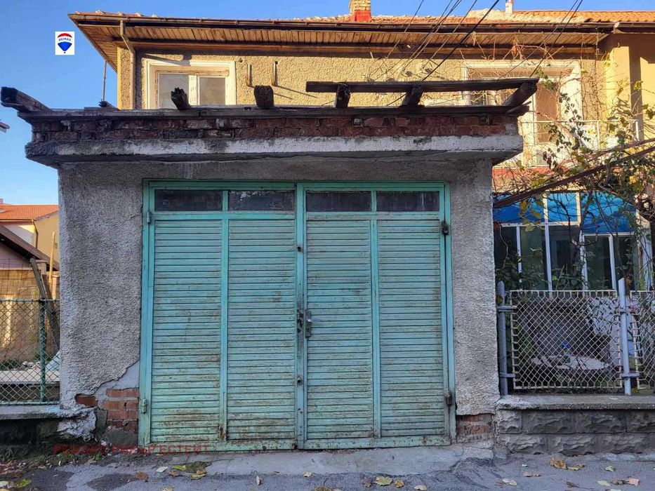 Гараж за продажба кв. Родина 2