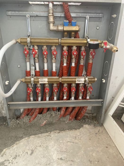 Vând apartament 4 camere 2 băi pe strada Smirodava bl 4 etaj 2