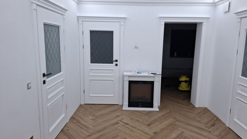 Uși din lemn vopsite
