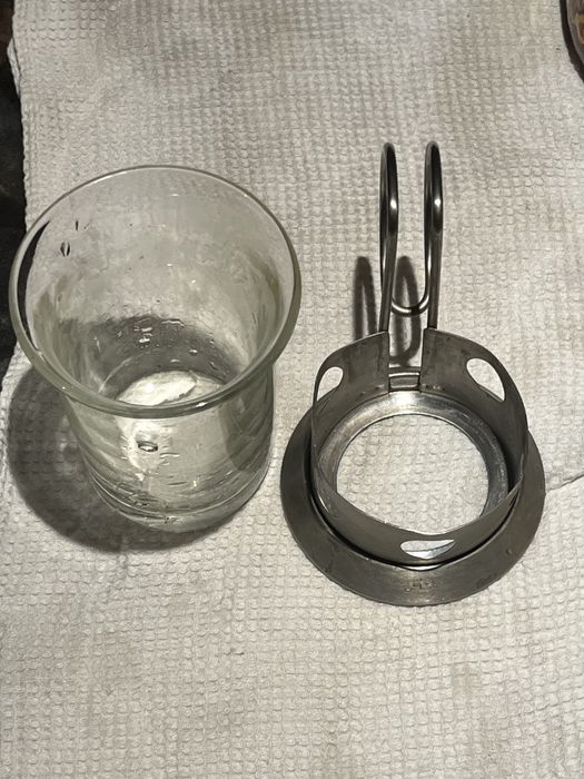 Стъклени чаши с метални дръжки