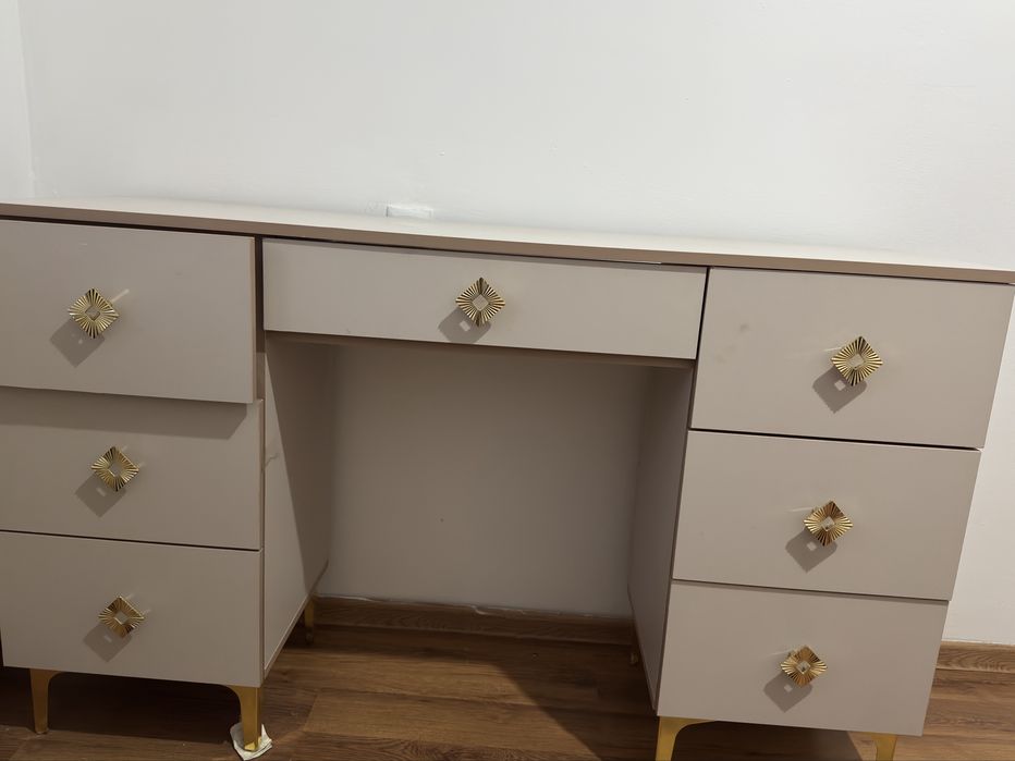 Дамский столик для спальни