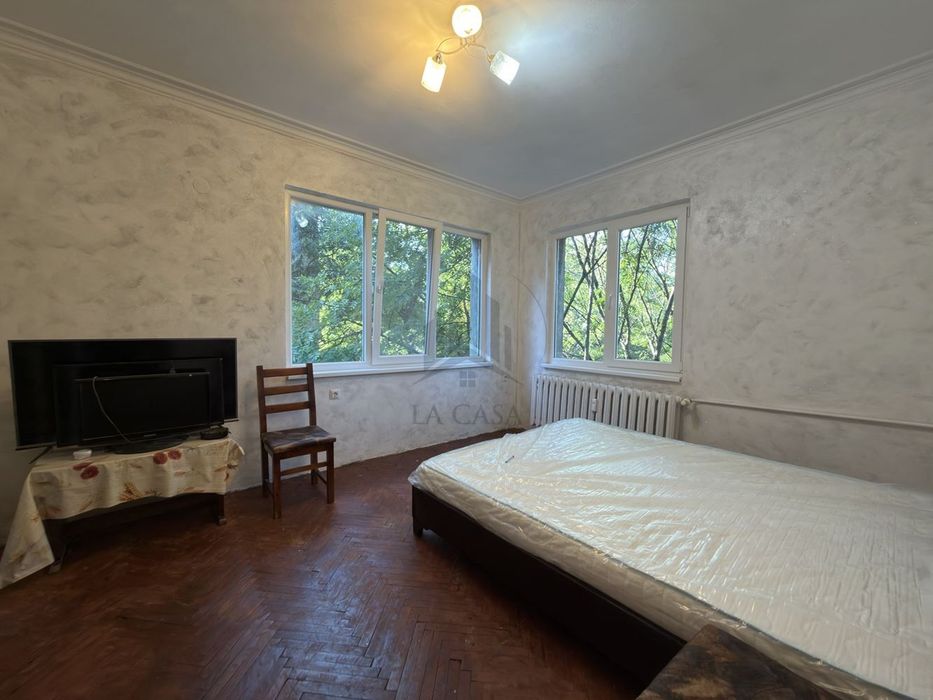 ул. Искър, кв. Оборище - 2 ст. за продажба