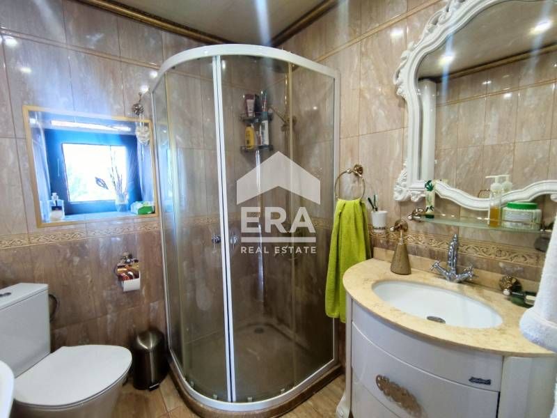 Уникална реновирана каменна къща с двор, гараж, плевня и беседка в се