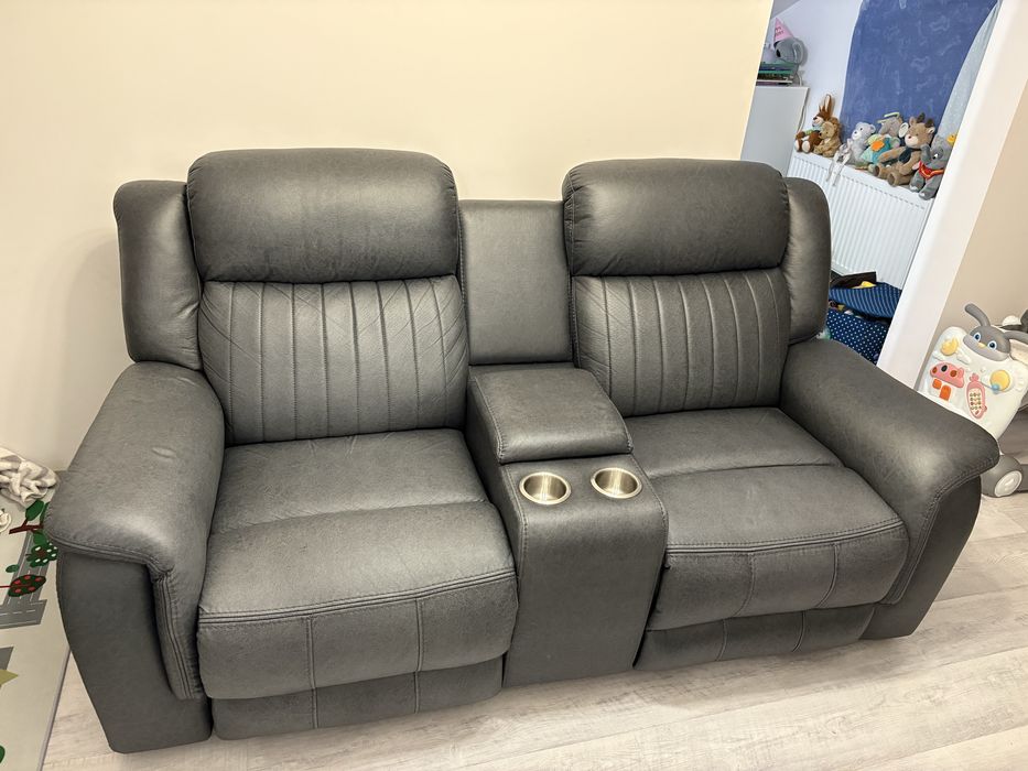 Vand canapea piele. Este in garantie inca 1 an