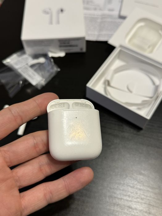 Apple AirPods 2 • Wireless Charging Case