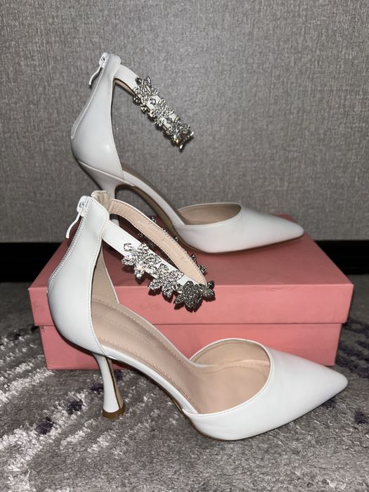 Белые свадебные туфли