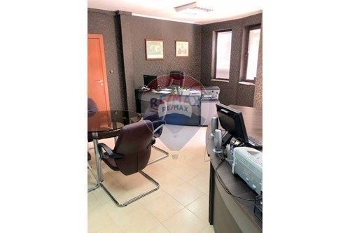 Дава се под наем Офис в Варна, ВИНС - 295 кв.м за 2000 € - Снимка #2