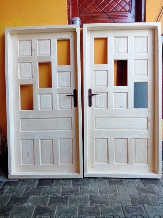 Producător de uși și ferestre din lemn masiv,brad.