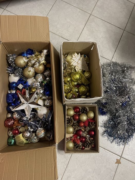 Globuri și ornamente pentru brad