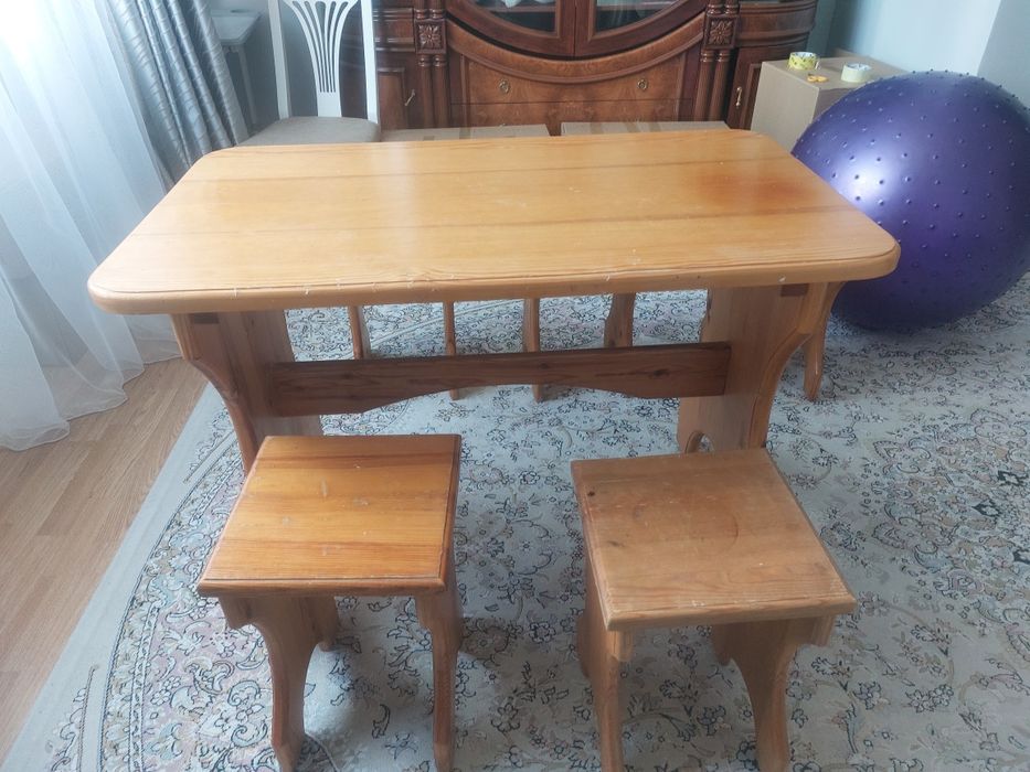 Стол деревянный и  4 стула