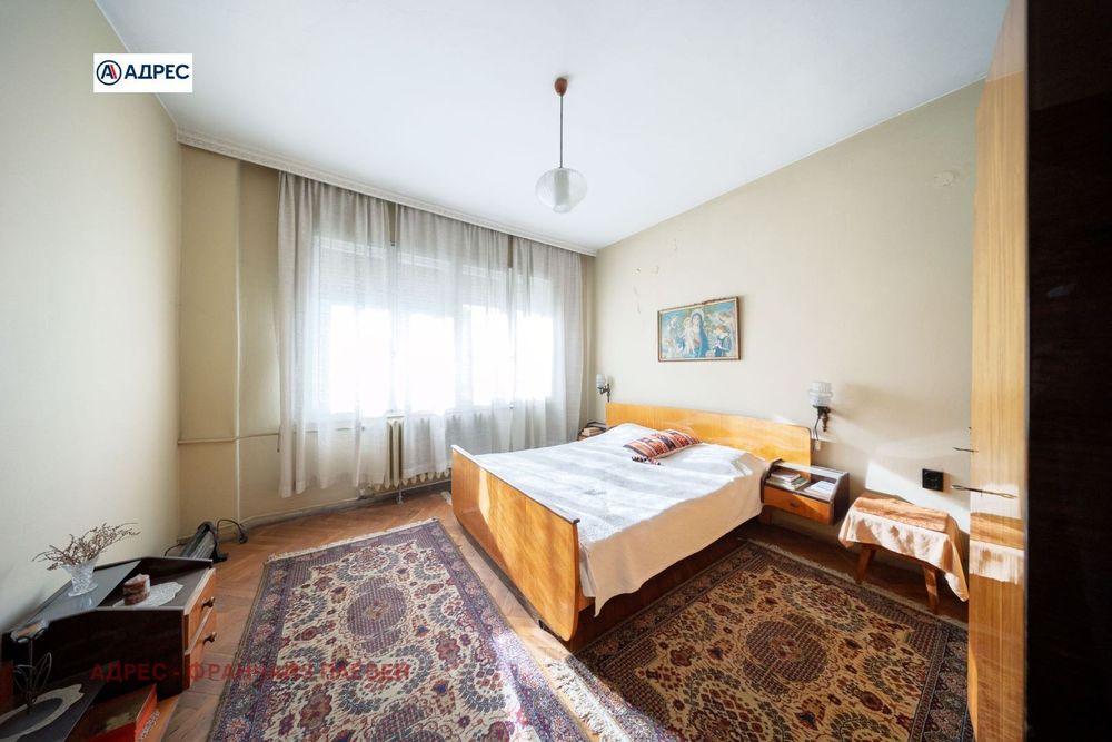 Продава се Етаж от къща в Плевен, Идеален център - 200 кв.м за 714 €/кв.м - Снимка #1