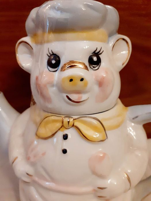 Два порцеланови чайника "Прасчо готвач" и"Торта"