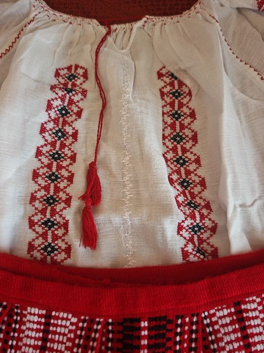 Costumul popular Moldovenesc, ie cusută manual