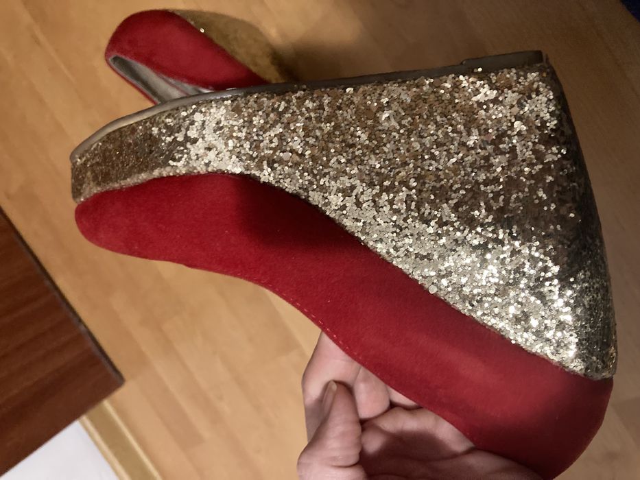 Pantofi rosii cu talpa aurie, platforme, 36
