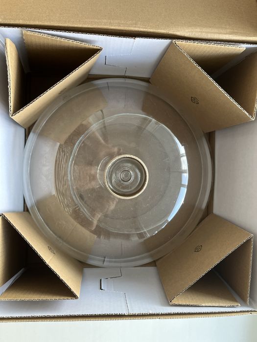 Продам тортницу с крышкой