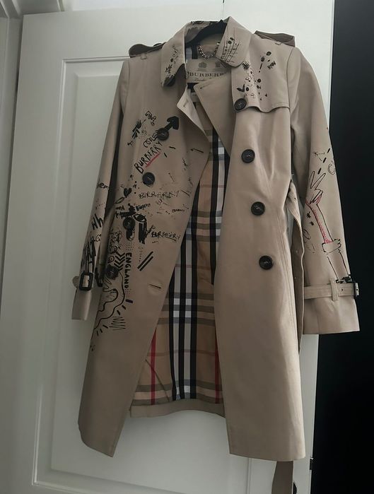Trench Burberry, măsura S, model deosebit!