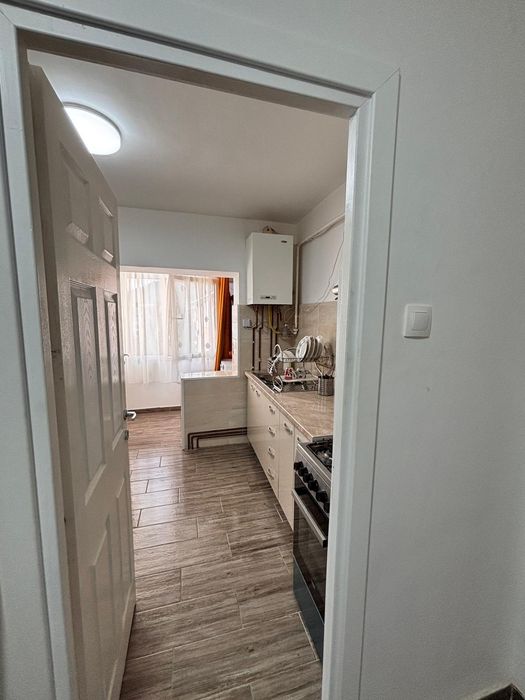 Apartament 2 camere de inchiriat,  renovat și complet mobilat/utilat. Dormitor cu pat matrimonial, living cu canapea extensibilă și dressing spațios.