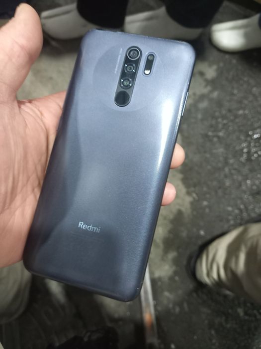 Redmi 9 holati yahshi aybi yo'q 32GB hotira 2 sim karta imeyka bo'gan.