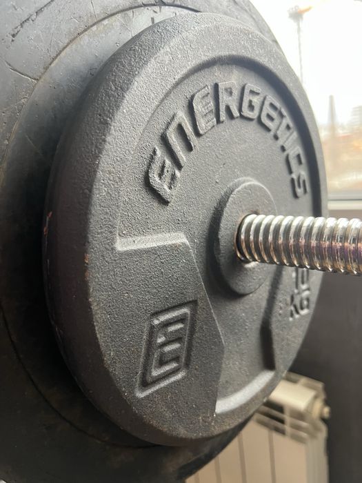 Фитнес лежанка Bench900 с 45кг дискове на нея , стойки за клек-лост