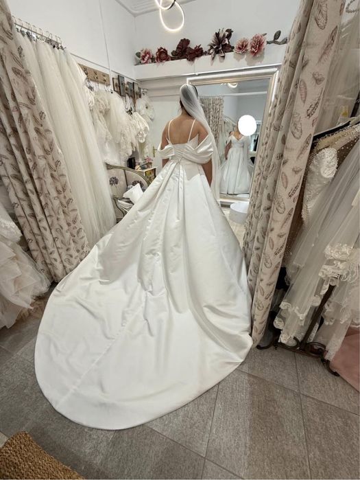 Vand rochie de mireaza oksana mukha.