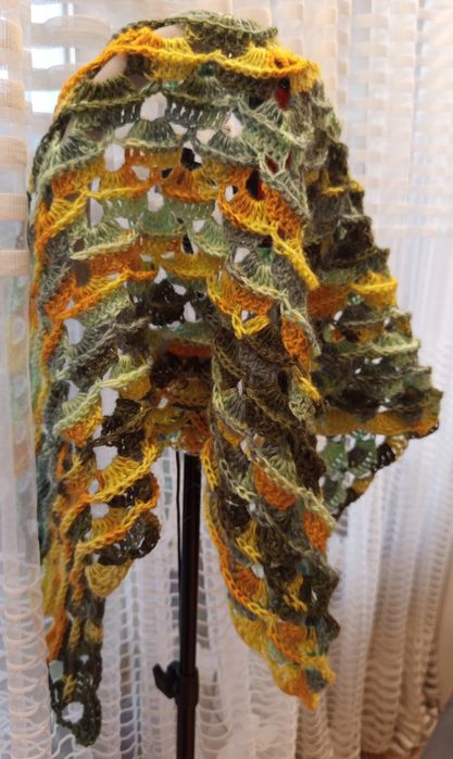 Топъл, пъстър шал, подходящ за есен-зима.