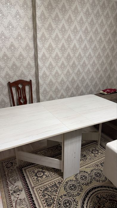 Стол в идеальном состояний
