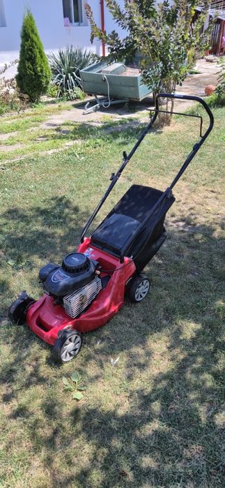 Vand masina de tuns iarba/gazonul