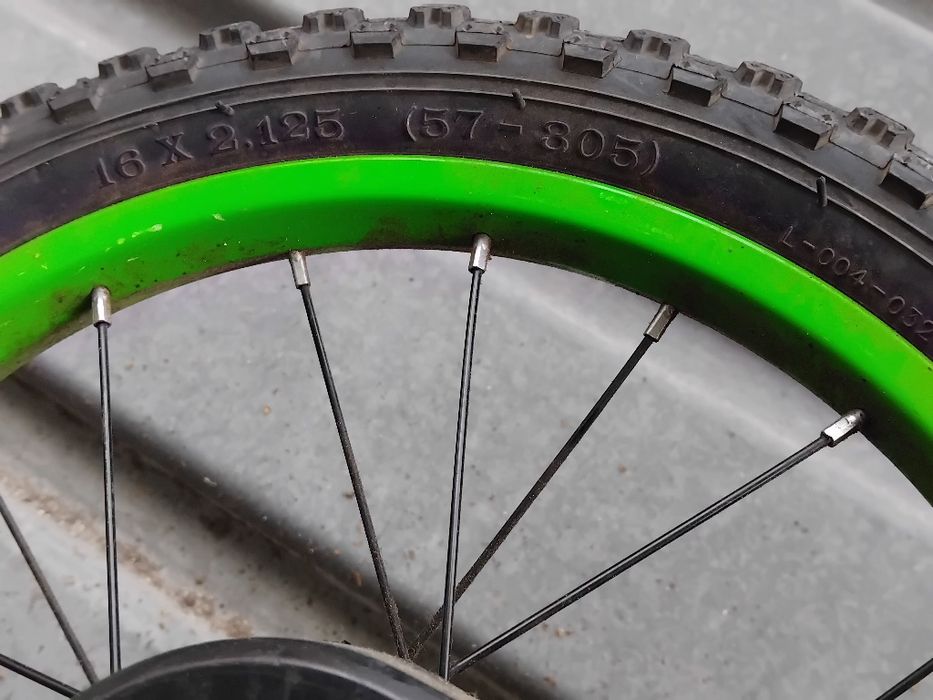 Bicicleta copii pe 16 cu roti ajutatoare și una mai mare cu viteze cu roti pe 20