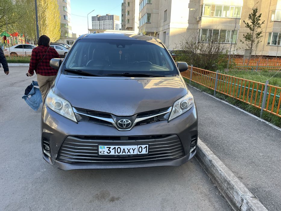 Тойота сиенна  ЛЕ