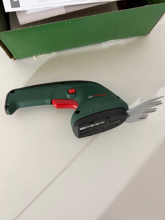 Bosch EasyShear – Foarfecă de grădină cu acumulator integrat 3,6 V, pentru iarbă și arbuști