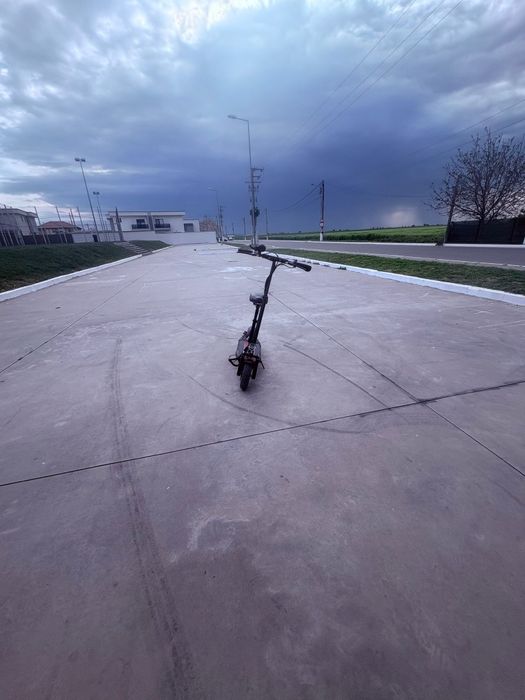 Trotineta electrica cu scaun și cheie