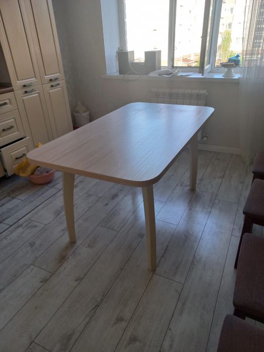 Стол и стулья деревянные