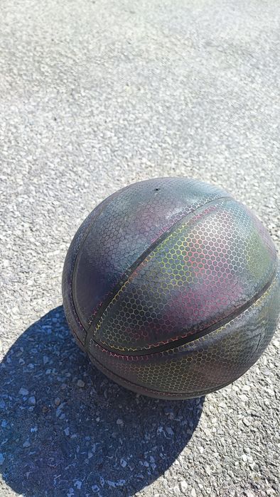 Баскетболна топка с холографна повърхност