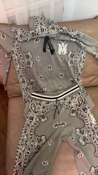 Чисто нови маркови дрехи.