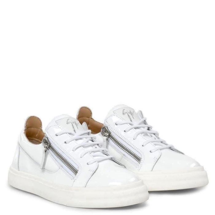 Patrizia Pepe, Dsquared2, Jimmy Choo, Zanotti, Kors, Nike