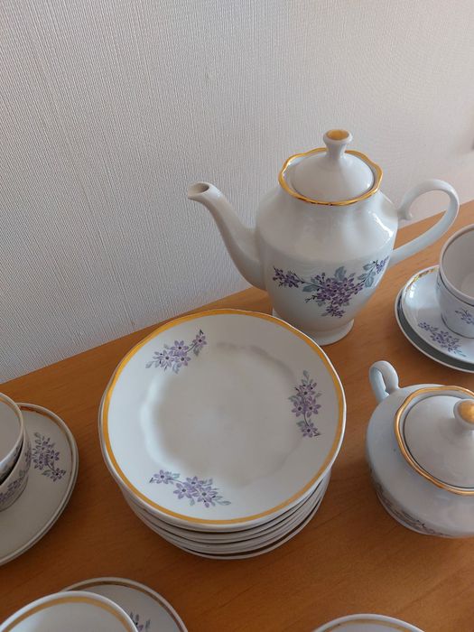Продам фарфоровый сервиз на 12 персон,производство Рига.