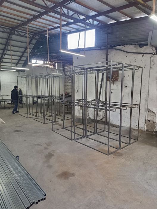 Стеллажи для магазина одежды в стиле лофт