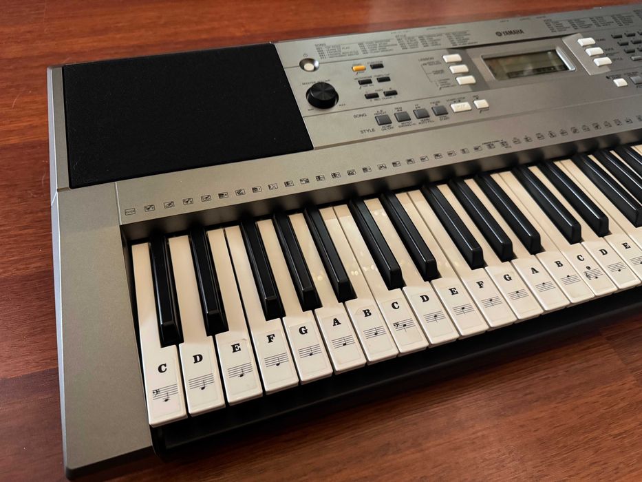 Продам синтезатор Yamaha PSR-E353 в хорошем состоянии
