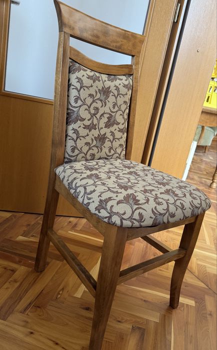 Scaune de lemn tapițate