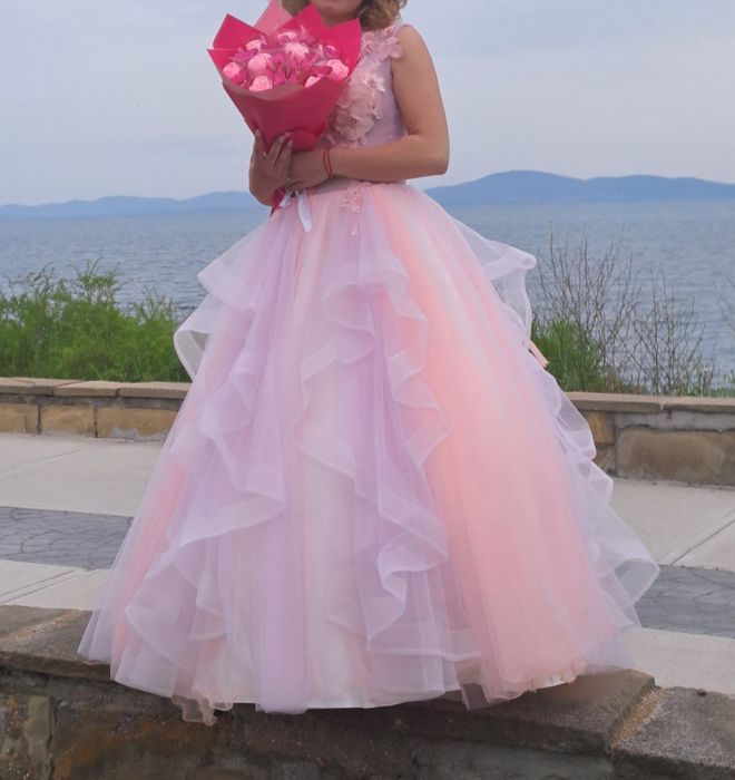 Розова бална рокля