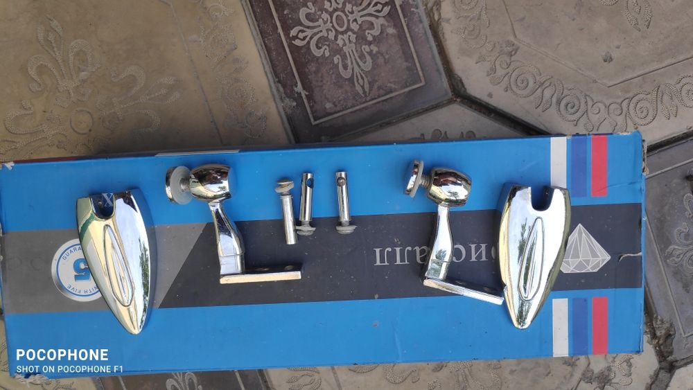 Сантехника: шланги в оплётке, хомуты,  крепление для стеклянной полки