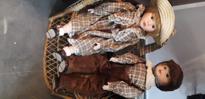 Papusi din portelan pereche fetita si baiat cu mobilier