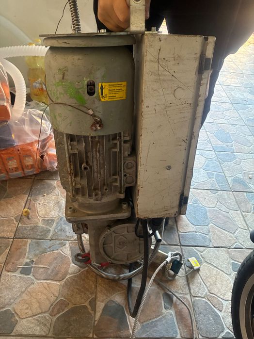 Troliu de vânzare (Macara)