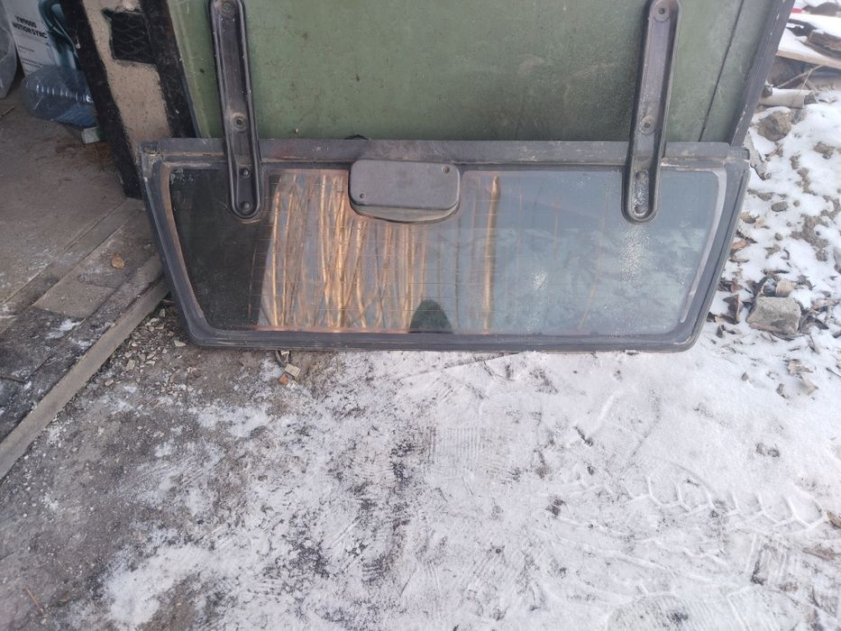 Продам заднее стекло